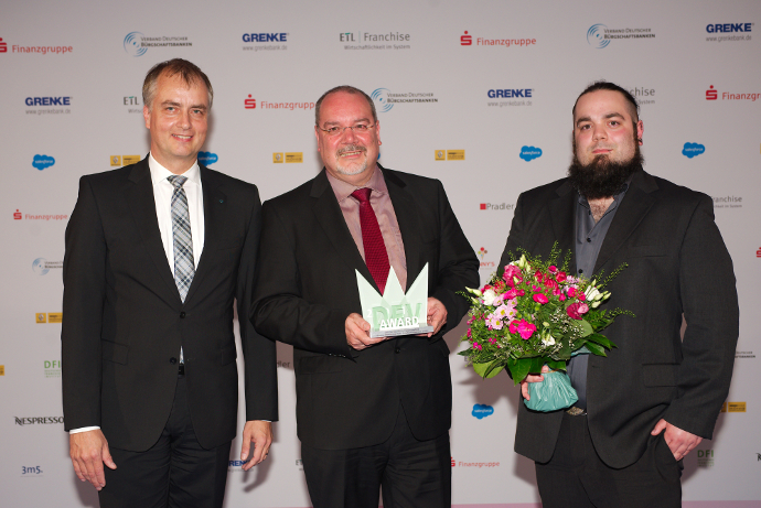 Preisverleihung DFV-Gründerpreis. V.l.n.r.: Stephan Jansen (VDB), Christian und Patrick Müller (Rainbow International).